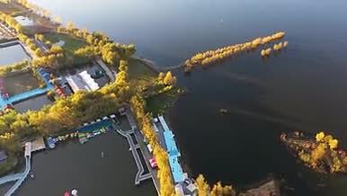 丽江大海公园秋天湖泊旅游航拍视频的预览图